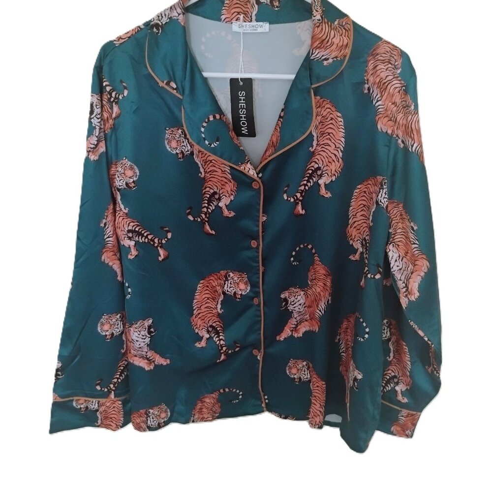 Sheshow Satin Tiger Print sleepwear/outerwear Top Size Large